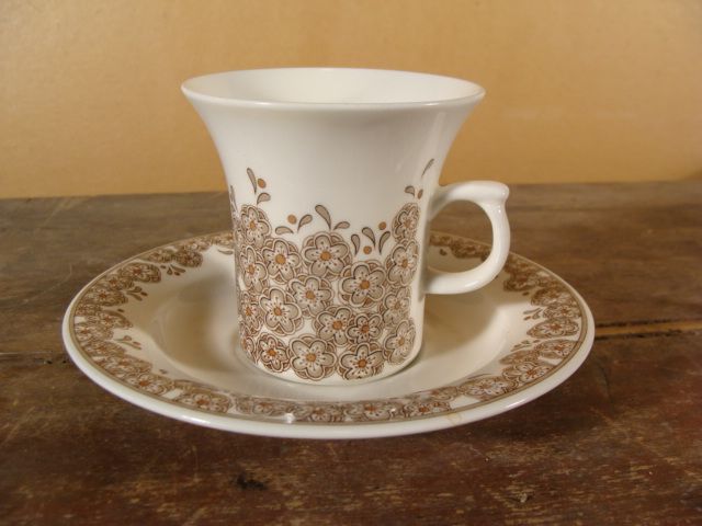 Kahvikuppi lautasella, Veronica, Arabia