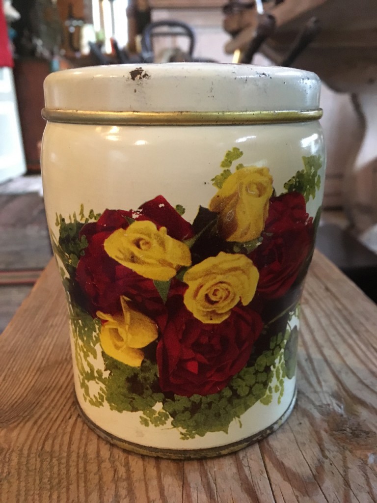 Kahvipurkki ruusukuviolla, Vilén